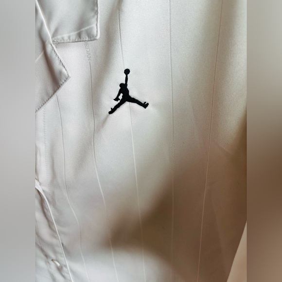 Air Jordan Women’s Short Sleeve Cream Heritage Button Down Top Size XL - Picture 7 of 9